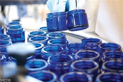 英國(guó)NYR適合誰(shuí)用？Neal's Yard王牌產(chǎn)品盤點(diǎn)與玻璃瓶背后的純凈哲學(xué)